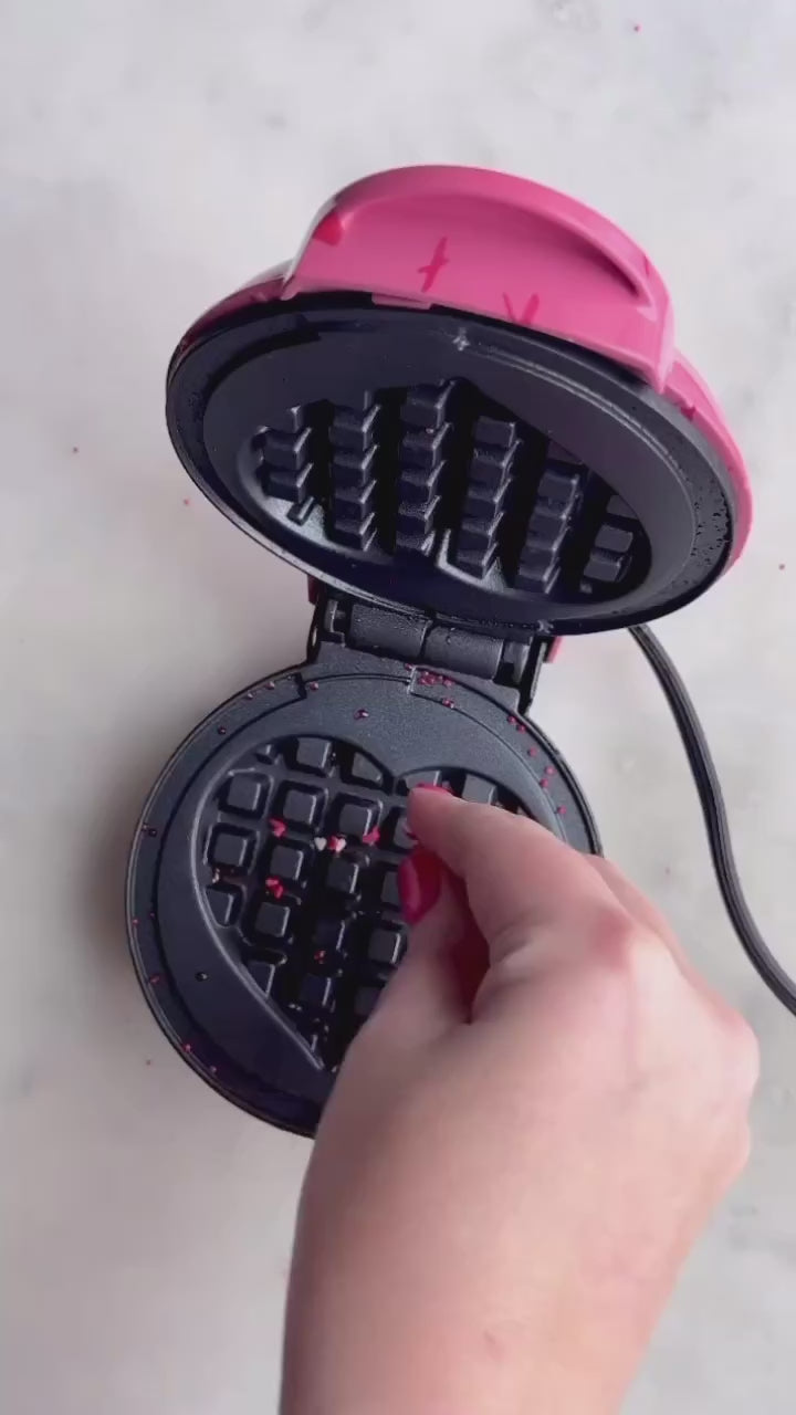 Vinny’s™ Mini Heart Shaped Waffle Maker – Cute, Quick & Crispy Delights 🧇.